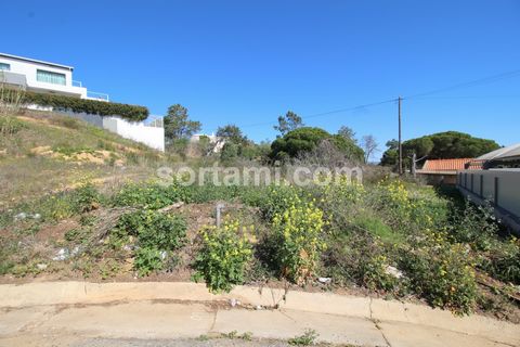 Excellent land in the Gambelas area with total area of 560m2. This property has feasibility to build a property with 336m2 consisting of two floors and swimming pool. The land already has access to electricity installation, piped water and public san...