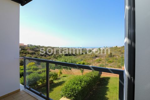 Fantastic villa with three bedrooms, in the area of Patroves, Albufeira. The villa is located around five minutes drive from the beach in S.Rafael, recently built and situated within a private condominium, surrounded by nature, tranquility and with a...