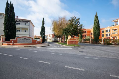 Located in the Campo Real Golf Resort & SPA, this apartment offers a unique experience of comfort and tranquility in one of the most exclusive destinations in Portugal. Located in a stunning setting, surrounded by nature and green areas, the developm...