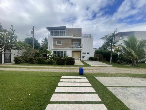 Atemberaubende Villa in Encuentro – Ihr Traumhaus an der Küste Entdecken Sie diese außergewöhnliche Villa im Herzen von Encuentro an der Nordküste der Dominikanischen Republik, nur wenige Schritte von der berühmten Playa Encuentro entfernt. Mit seine...