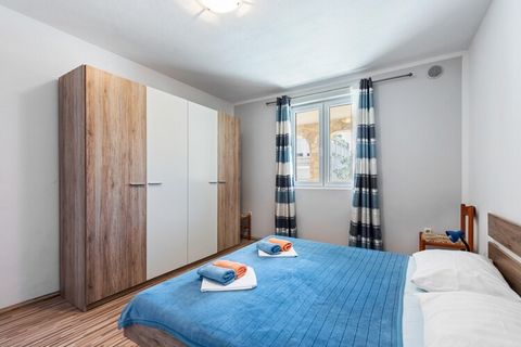 Dit appartement ligt in Vir en heeft een gezellige sfeer dankzij de inrichting en omgeving. Het heeft 2 slaapkamers en biedt plaats aan maximaal 6 personen. Ideaal voor families of vriendengroepen die samen wat tijd willen doorbrengen. Afgelegen van ...