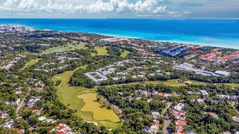 Willkommen in unserem Luxusprojekt, das die Grenzen der Raffinesse in Playacar überschreitet, der am schnellsten wachsenden Wohngegend in Playa del Carmen. Die natürliche Umgebung, die Casa de Piedra umgibt, wird zu einem integralen Bestandteil des D...