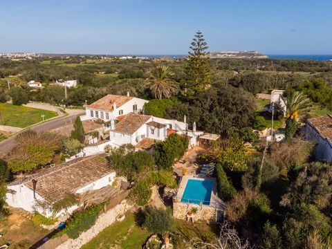 Casa de campo tradicional situada entre San Luis y Es Castell en la pedanía de Toraixa. La propiedad se remonta a la década de 1800 y ha sido cuidadosamente restaurada manteniendo muchas de las características originales. Sus dependencias son espacio...