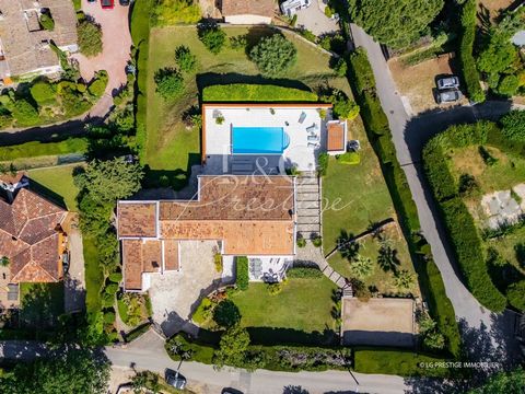 Auribeau-sur-Siagne - Ontdek deze uitzonderlijke villa waar rust heerst. Badend in het licht en omgeven door groen, nodigt deze woning uit tot sereniteit en verfijning. Met 243 m² woonoppervlak is elk deel van deze villa ontworpen om het zuidelijke l...