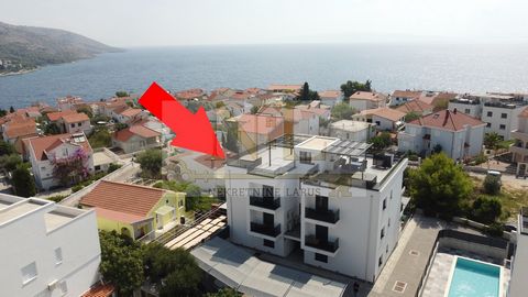 Estamos vendendo um apartamento de cobertura com terraço, no segundo andar de um novo edifício em Okrug Gornji, em uma localização privilegiada a 150 metros do mar e da praia. O apartamento penthouse (53,85 m2) é composto por dois quartos, uma casa d...