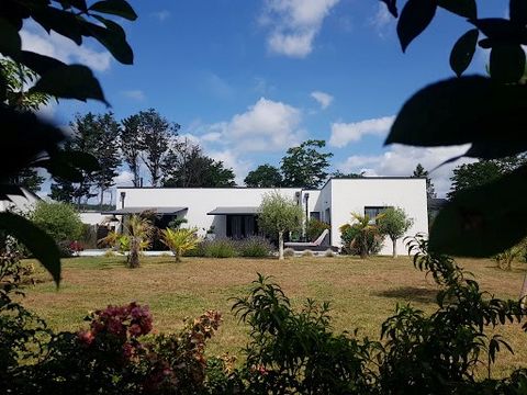 24750 Trélissac, very bright contemporary house of 2017, on one level including an entrance, a large living room of about 80 m2 with equipped and fitted kitchen, 3 bedrooms including a master suite with dressing room and shower room, an office, a bat...