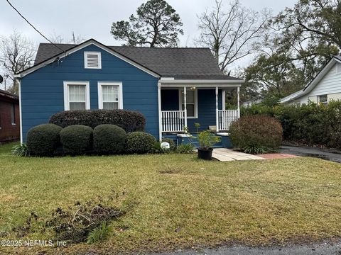 This charming home is ideally located near the Murray Hill town center and a beautiful park, offering both convenience and leisure. Featuring 3 bedrooms and 2 baths, this quaint cottage is perfect for a growing family or those looking for extra space...