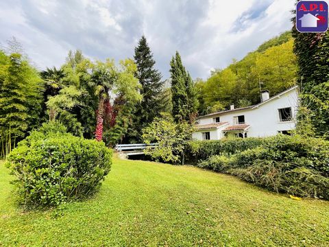 FAVORITE For this 60s house to refresh, with a living area of 178m² on a plot of 5078m². Close to shops and amenities, come and appreciate the environment of this house located at the end of a dead end. Entrance into a quiet and wooded garden, crosse...