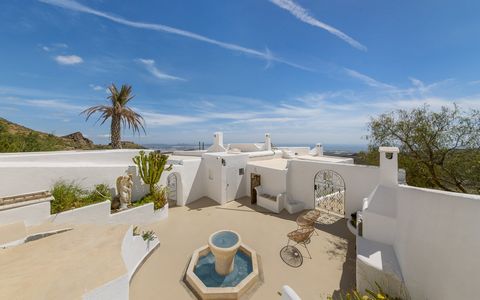 Esta impresionante finca de sosiego con asombrosas vistas al mar combina encanto y ecología. La magnífica finca “El Albaricoque” está situada en plena naturaleza protegida. El cortijo de 290 metros cuadrados y con sus patios, porches y anexos hay una...