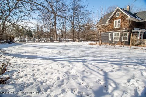 Prime Development Opportunity in Vibrant Midtown Kingston Discover the perfect blank canvas in the heart of exciting Midtown Kingston! This vacant lot, situated on a quiet street, is just minutes from the area's buzzing arts scene, vibrant community ...