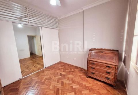 If you are looking for a functional property, well located and full of potential, this is the perfect opportunity! Located on the charming Rua José Linhares, in the heart of Leblon, this conjoined apartment is a true gem, ideal for both housing and i...