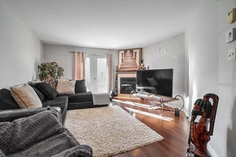 Ruim en licht appartement bestaande uit 2 slaapkamers en 1 badkamer. Open concept voor de woonkamer, eetkamer en keuken. Het appartement bevindt zich op de begane grond van het gebouw en beschikt over 1 garage en een parkeerplaats buiten. Ideaal gele...