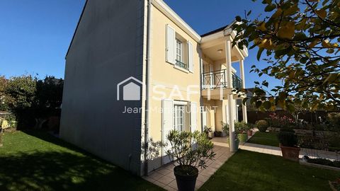 Située en centre-ville, à proximité de toutes commodités, vous serez séduit par cette magnifique maison en excellent état, bénéficiant d'une exposition traversante Est/Ouest, bâtie sur 2 niveaux et vide sanitaire. Au RdC une vaste entrée dessert un s...