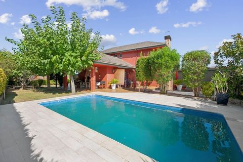 Located in the prestigious Palau urbanization in Girona, this magnificent Villa is not just a house but a retreat for the senses. From its balcony, the imposing mountains surrounding the city and the majestic Girona Cathedral remind you that every da...