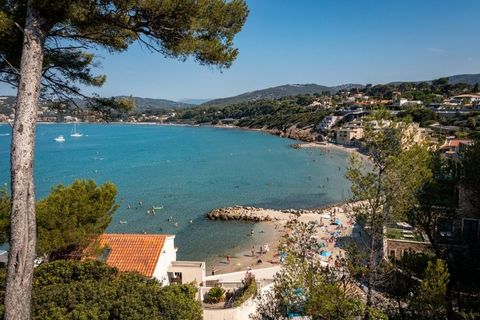 Situé à Sanary-sur-Mer, à 1,1 km de la plage de Gorguette, le studio en Rez de jardin avec parking privé dispose d'un jardin et la climatisation. Offrant une vue sur le jardin, cet appartement comprend une terrasse, une chambre et salon, une salle de...