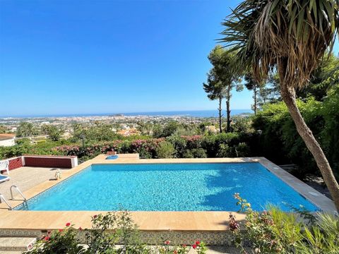 Description of object: This wonderful house is located directly at the bottom of the Montgo. From the terraces you have a breathtaking panoramic view over Denia, the surrounding area and the sea. Around the house there are many different fruit trees ...