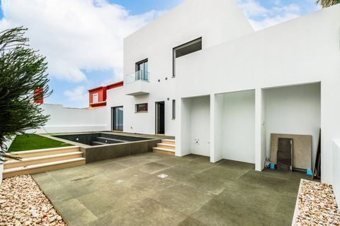 This contemporary 4 bedroom villa is situated in the Torraltinha area of Lagos, and offers stylish living just minutes from Porto de Mós beach and walking distance from all amenities. Stepping through the front garden, you enter into a bright and spa...