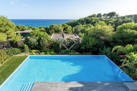 Lucas Fox presents this majestic luxury mansion with spectacular views of the Mediterranean Sea. This villa of more than 800 m2, built in 2016, brings together the most valued elements to be the perfect home. At the moment, it is probably the most ex...