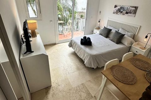 The studio in Estepona has capacity for 2 people. Accommodation of 25 m² welcoming and fully equipped. The property is located 50 m from the restaurant, 75 m from the bus station, 150 m from the supermarket, 500 m from the sandy beach, 800 m from the...