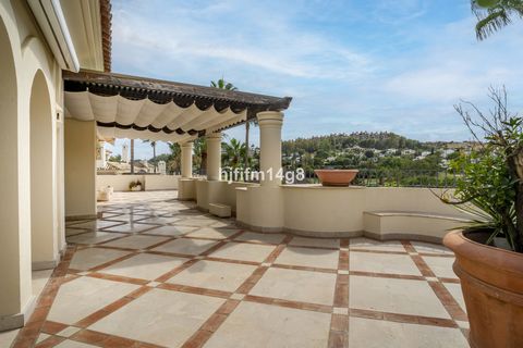 Located in Nueva Andalucía. Looking for all the luxury, privacy, security and comfort in a prime location in Nueva Andalucía? Let us introduce this excellent 3 bedroom duplex penthouse in Las Alamandas. A gated residential community known for its ide...