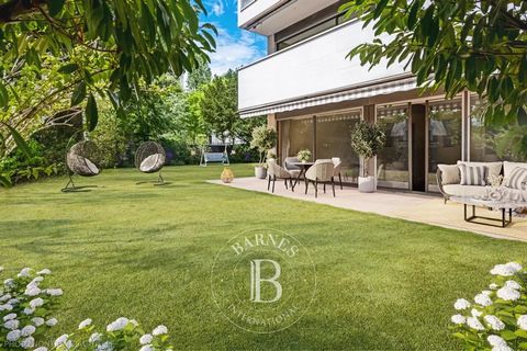 On one of the most prestigious boulevards in Neuilly, a 243m² (2,616 sq ft) duplex apartment on the garden level opening onto a terrace extended by a 346m² (3,724 sq ft) south/west-facing wooded garden with no overlook. This property with great volum...