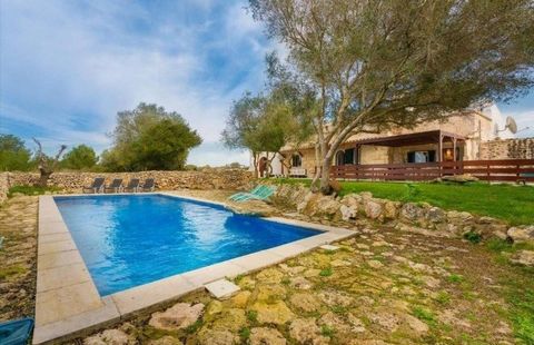 Discover this magnificent country house on the island of MENORCA! IT IS A CLOSE PARADISE. Here you will find this charming country house with a tourist license. Located in a wonderful environment that changes with the seasons of the year, this countr...