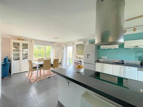 Découvrez cette villa de 2010, parfaite pour allier confort, modernité et vie de famille. Au rez de chaussée, appréciez sa belle cuisine ouverte entièrement aménagée sur une pièce de vie lumineuse de 40m² au total prolongée par un jardin avec terrass...