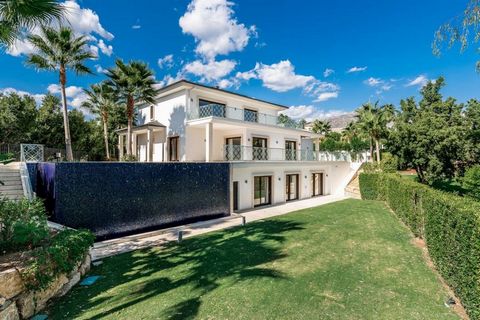 Located in Marbella's Nueva Andalucia, this villa offers a perfect blend of modern technology and nature. Situated on a unique triangular plot, it boasts front-row golf views from both sides and is positioned at the end of a cul-de-sac, ensuring prem...