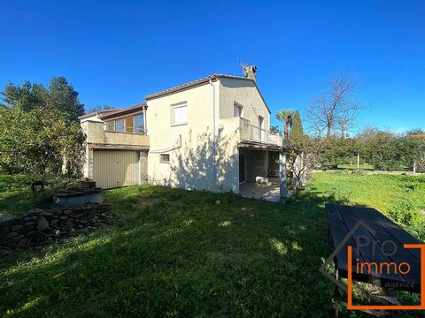 In a quiet and sought-after area, 4-sided house on a beautiful plot of 4316m2. It is located in a cul-de-sac, offering you a magnificent view of the Albères. On the ground floor it consists of a living room with its kitchen area opening onto the terr...