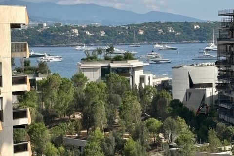 Cet élégant appartement d'angle, aux finitions soignées, offre une vue imprenable sur la mer et sur le célèbre virage du circuit de Formule 1 ainsi que sur l'extension MarreTerra, vous avez accés au fameux restaurant Cipriani directement par l'immeub...