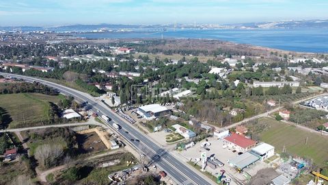 Kantoren en Winkels in het Bedrijfscentrum aan de Hoofdweg in Yalova Yalova wordt vaak gekozen vanwege de nabijheid van Istanbul, Bursa en Kocaeli, evenals de gemakkelijke toegankelijkheid. Als toeristenstad biedt Yalova vele attracties, waaronder Bl...