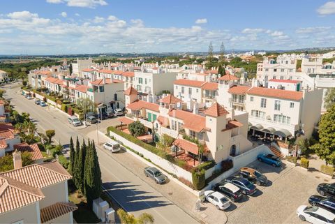 Disponible d'octobre à avril 1er étage avec balcon et grande terrasse privée donnant sur le parcours de golf, équipée de chaises longues pour profiter des journées ensoleillées et des nuits chaudes. Accès aux piscines pour des plongées relaxantes. Cl...