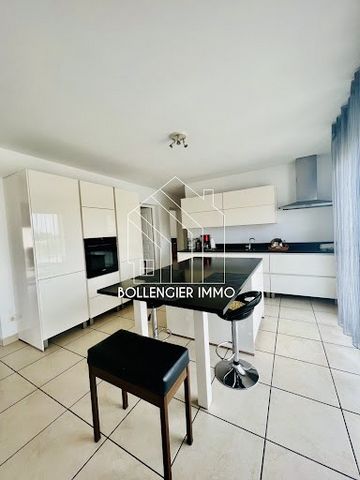 BOLLENGIER immobilier vous présente cette superbe construction en semi-plain-pied, maison traditionnelle de qualité, elle est érigée sur 1700 m2 de terrain. Au rez-de-chaussée vous y trouverez un salon, salle à manger 50 m2 une cuisine ouverte 10 m2,...