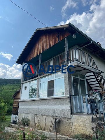 Le ofrecemos una maravillosa villa de dos plantas ubicada en la ciudad de Sofía. Sevlievo, zona de Krushevski Bair. La villa es de dos plantas, con excelentes vistas panorámicas. Hay mejoras parciales y un baño interno con inodoro. Para obtener más i...