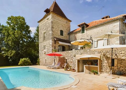 Welcome to this magnificent property in Lot-et-Garonne, in the charming commune of Pujols. This stone house is a real haven of peace, offering a sought-after idyllic setting, and is just a few minutes from all amenities. As soon as you walk through t...