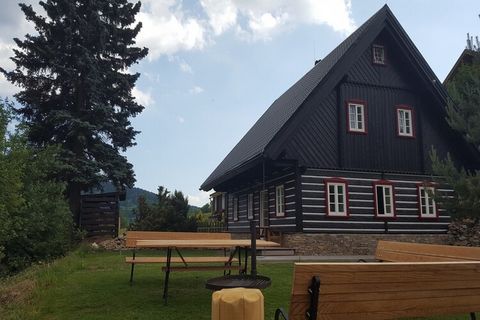 Nichée dans le paisible Horní Maršov, cette charmante villa de vacances en bois offre le refuge idéal pour les familles ou les groupes jusqu'à 12 personnes. Construite dans le style distinctif des Monts des Géants, la villa respire la chaleur et le c...