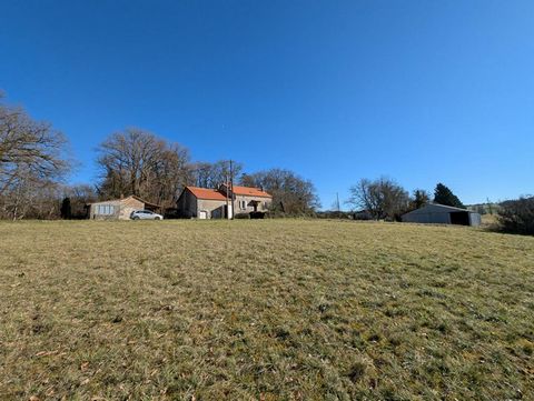 Très belle propriété d'environ 7 hectares composée de prairies et bois en zone 