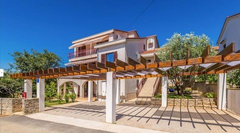 Einfamilienhaus mit 3 Wohnungen und Meerblick nur 600 Meter vom Meer entfernt in Šotovento auf der Halbinsel Krk! Das Einfamilienhaus befindet sich in einem kleinen und ruhigen Dorf Pinezić und hat eine Gesamtfläche von 282 m². Im Erdgeschoss des Hau...