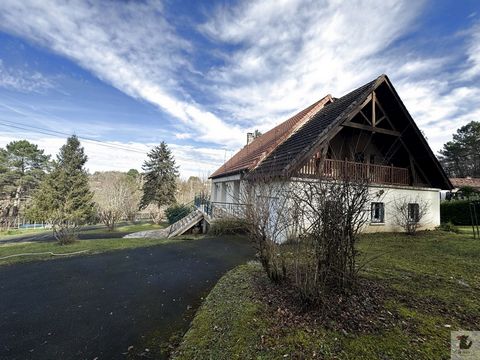 Ontdek dit charmante huis in traditionele Périgord-stijl, gelegen in een beschermde omgeving, in het hart van het platteland, in een rustige en beboste doodlopende straat. Ideaal gelegen op een perceel van 5000m2, biedt dit gebouw uit 1972 een rustig...