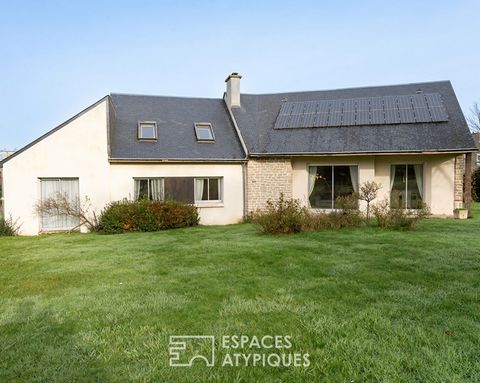 Ideal gelegen in der Stadt Carhaix, dem Herzen der Bretagne durch seine zentrale Lage, lädt dieses Architektenhaus, das 1985 entworfen wurde, Sie zu einem ruhigen und hellen Leben ein. Auf einem umzäunten Grundstück von 1502 m2 bietet es eine Oase de...