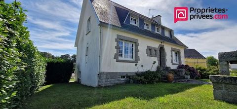 Ideaal gelegen: het dorp en de winkels te voet en met gemakkelijke toegang tot de stranden op slechts 4 km afstand, dit huis uit 1968 is gebouwd op een tuin van 800 m2. Traditioneel gebouwd van ongeveer 140 m2, is het gebouwd op een totale kelder met...