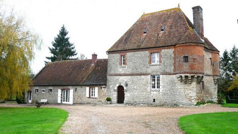 A 1h30 de Paris, 40 minutes de Beauvais et de Rouen, Eric KIERS vous présente cette propriété située dans une belle vallée du Pays de Bray, paisible et isolée des voisins, à seulement 10 minutes de toutes les commodités. Ce manoir du XVIe siècle, en ...