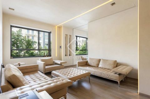 Modern one-bedroom apartment in the best location in Barcelona: Paseo de Gracia, next to Gran Vía. The apartment is located on the second real floor and consists of an separate kitchen, a living room with two rooms and a magnificent suite with bathro...