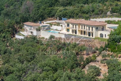 Moderne Villa auf den Balcons de la Riviera. Die 2023 erbaute Villa bietet ca. 400m² absoluten Komfort in den schlichten Wohnräumen, die auf die Bucht von Cannes und die Schwesterinseln Lerins, das toskanisch anmutende Hinterland und den See von Sain...