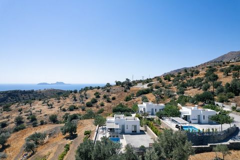 Cette charmante villa de 2 chambres à Agia Galini offre un refuge paisible et confortable pouvant accueillir jusqu'à 5 personnes. Avec une disposition confortable de 60 m², c'est une nouvelle construction qui allie un design moderne à de belles vues ...