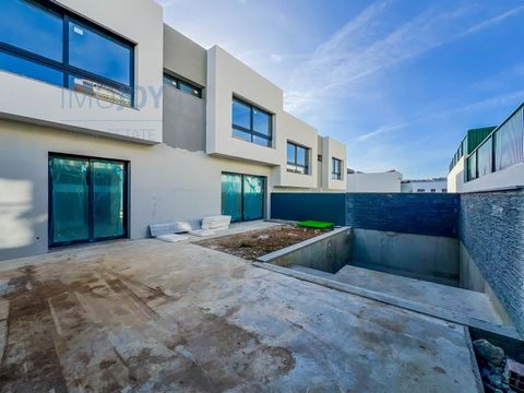 Excellente maison jumelée de 4 chambres, luxe en construction, d'architecture contemporaine, avec piscine et jardin. Avec une excellente zone et de bonnes finitions, avec beaucoup de lumière, avec garage Box pour deux voitures. Dans un quartier calme...