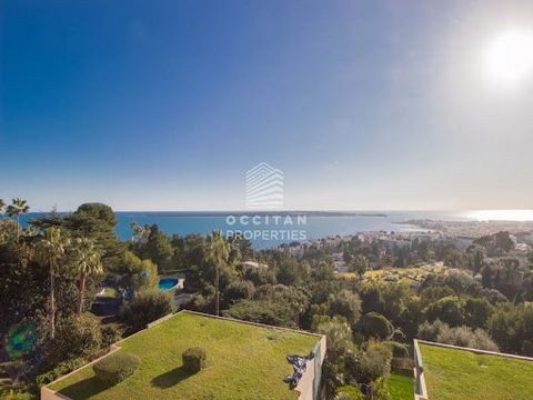 For sale, on the top floor of one of California's most prestigious residences in Cannes with a park of 2 hectares and a beautiful pool, sublime 126 sqm apartment with a breathtaking sea view from the Iles de Lérins to the Estérel via the Croisette. T...