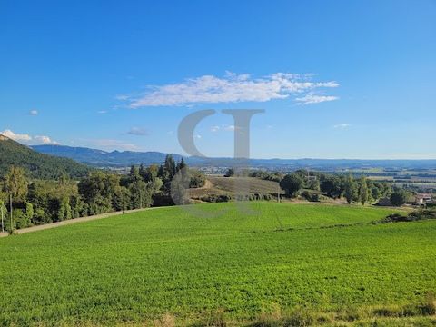 Between Montélimar and Saou - Drôme Provençale Ideally situated in the hills near a picturesque village, with uninterrupted views of the surrounding mountains, discover this comfortable stone house of over 200 sqm set in 1.6 ha of land. It comprises ...