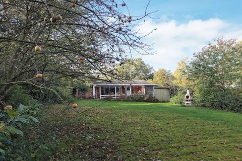 Kleines Ferienhaus mit schöner Aussicht zu einem privaten See, wo es eine reiche Fauna zu entdecken gibt. Das Haus wurde 1971 erbaut, dann im Zeitraum 2005 bis 2010 hell und freundlich renoviert. Offener Küchen-/Wohnbereich mit Zugang zur überdachten...