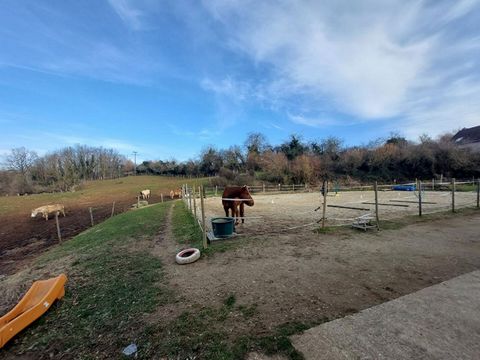 Saint Martin du Tartre (71460).Située dans un charmant village de 150 habitants, cette maison de caractère en partie en pierre saura vous séduire par son authenticité et son potentiel. Idéale pour un projet familial ou le développement d'une activité...